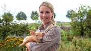 Gastgeberin Theresa Coßmann (28 J.) ist Agrarwirtin und kümmert sich um die Aufzucht der Schweine.