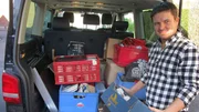 Experte Marco Heuberg beim Beladen des Trödeltrupp-Vans für den Flohmarkt. Experte Marco Heuberg beim Beladen des Trödeltrupp-Vans für den Flohmarkt.