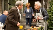 Grillabend: Günter (Wolfgang Winkler, l.) und Edwin (Tilo Prückner, r.) streiten, Heidrun (Verena Plangger, M.) geht dazwischen.