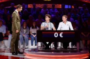 Moderator Kai Pflaume (l.) mit Rateteam-Kapit&auml;n Wotan Wilke M&ouml;hring (r.) und dem Comedian Atze Schr&ouml;der (M.).