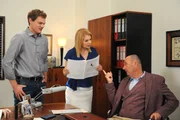 Hubert behauptet auch Uschis Bürostuhl repariert zu haben. Von links: Philipp (Philipp Schneider), Uschi (Silke Popp), Hubert (Bernhard Ulrich).
