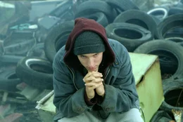 Der wei&szlig;e Rapper Jimmy "Rabbit" Smith (Eminem) lebt in den von Kriminalit&auml;t, Verfall und Arbeitslosigkeit gezeichneten Vororten Detroits und zieht seine Lebensenergie aus der Musik. Um seinem tristen Job in einer Automobilfabrik und den Wohnwagen seiner Mutter endlich hinter sich lassen zu k&ouml;nnen, tr&auml;umt er davon, gro&szlig; rauszukommen.
