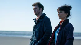 Es funkt zwischen Charlie (Dan Stevens) und Mina (Sheila Vand), der Freundin seines Bruders.