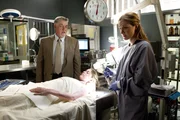 Detective Korsak (Bruce McGill) weiß, dass ein Vergewaltiger immer noch auf freiem Fuß ist und will von Dr. Maura Isles (Sasha Alexander, r.) Beweise. Welche Rolle spielt dabei das erste Vergewaltigungsopfer Kim Tretorn (Brittany Finamore)?