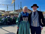 Moni und Helmut Herz in traditioneller Tracht.