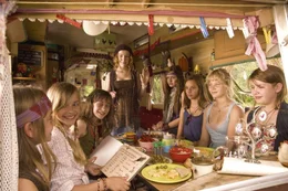 Paulina R&uuml;mmelein (Bob), Milena Tscharntke (Verena), Nicole Mercedes M&uuml;ller (Lilli), Michelle von Treuberg (Sprotte), Lucie Hollmann (Frieda), Jette Hering (Wilma), Sonja Gerhardt (Melanie), Zs&aacute; Zs&aacute; Inci B&uuml;rkle (Trude).