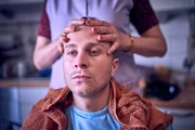 Amelies Freund Jonas Lange (Max Hubacher) ist lange Zeit der Hauptverdächtige der SOKO. Aber Amelies Mutter Dorothee Reinhard (Martina Gedeck) steht zu ihm.