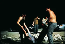 The Hitman (Leo Fitzpatrick, l.) schafft die Leiche weg. Doch die grausige Tat l&auml;sst sich nicht lange verschweigen ...