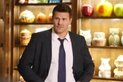 Booth (David Boreanaz) findet heraus, dass es sich bei dem Opfer um eine leidenschaftliche Sammlerin von seltenen Keksdosen handelt, deren Sammlung große Begierde bei Gleichgesinnten weckt. Booth (David Boreanaz) findet heraus, dass es sich bei dem Opfer um eine leidenschaftliche Sammlerin von seltenen Keksdosen handelt, deren Sammlung große Begierde bei Gleichgesinnten weckt.