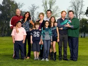 (v.li.) Jay (Ed O'Neill), Manny (Rico Rodriguez), Gloria (Sofia Vergara), Luke (Nolan Gould), Claire (Julie Bowen), Alex (Ariel Winter), Phil (Ty Burrell), Haley (Sarah Hyland), Mitchell (Jesse Tyler Ferguson), Cameron (Eric Stonestreet)