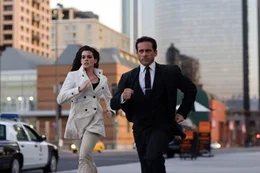 Wir lieben es, die Welt zu retten: Agentin 99 (Anne Hathaway, l.) und Maxwell Smart (Steve Carell, r.) ...