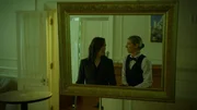 Hotelbesitzer und Manager im Spiegel.