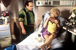 Mit ihrer besonderen Intelligenz, ihrer bezaubernden Sensibilit&auml;t und ihrem unstillbaren Wissensdurst ist die kleine Matilda ein Kuckucksei im Hause der Familie Wurmwald. Ihre Eltern, der schmierige Gebrauchtwagenh&auml;ndler Harry Wurmwald (Danny DeVito, l.) und die bingobesessene Wasserstoffblondine Zinnia (Rhea Perlman, r.), bemerken nicht, dass ihre Tochter eine Hochbegabte ist ...