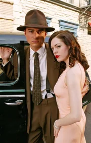 Durch ihre gemeinsame Zeitreise kommen sich Brody (Kerr Smith, l.) und Paige (Rose McGowan, r.) näher ... Durch ihre gemeinsame Zeitreise kommen sich Brody (Kerr Smith, l.) und Paige (Rose McGowan, r.) näher ...