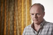 Simon Duke (Jason Watkins) ist irritiert von seinem Sohn Liam. Was hat der Junge vor?
