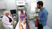 Eine junge Frau wird in die Notaufnahme gebracht. Dabei kommt es zu einer Überraschung.
