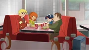 Fred und seine Detektivfreunde sind in einem Fast-Food-Lokal und stellen zwei Dinge fest: Zum einen, dass das Essen hier nicht schmeckt, und zum anderen, dass hier merkwürdige Dinge vor sich gehen.
