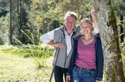 Die gebürtige Münsterländerin Andrea Meßmer ist der Liebe wegen in die Jachenau im Voralpenland gezogen und hat sich hier mit ihrem Mann Josef (l) eine Yakzucht aufgebaut.
