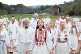 Dorfbewohner von H&aring;rga in traditionell schwedischer Kleidung. Mitte: Maja (Isabelle Grill)