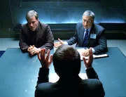 Ist Neal (Tim DeKay, l.) des Mordes schuldig? In Begleitung seines Anwaltes (Darsteller unbek., re.) wird er von Brass (Paul Guilfoyle, R&uuml;ckansicht) verh&ouml;rt.