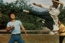 Weil Cheng Li (Bruce Lee) nimmt den Kampf auf.