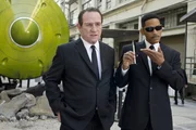 L-R: K (Tommy Lee Jones), J (Will Smith)