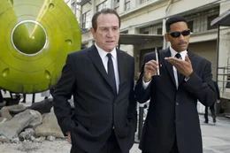 L-R: K (Tommy Lee Jones), J (Will Smith)
