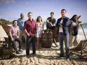 Im Kampf gegen das Böse auf Hawaii: Steve (Alex O'Loughlin, 2.v.r.), Danny (Scott Caan, 3.v.l.), Chin (Daniel Dae Kim, 3.v.r.), Kono (Grace Park, M.), Lou (Chi McBride, 2.v.l.), Max (Masi Oka, l.) und Jerry (Jorge Garcia, r.) ...