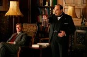 Dr. Rendell (Simon Shepherd, li.) und Hercule Poirot (David Suchet, re.)