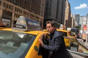 Anwalt Joachim Vernau (Jan Josef Liefers) reist nach New York, um Rachel bei der Suche nach ihrem biologischen Vater zu helfen.