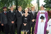(v.li.): Juergen Maurer (Josef Wagner), Franz Buchrieser (Peter von Gradenberg), Florian Fitz (Dr. Frank Riemer), Eva Herzig (Katharina Lenz), Christoph von Friedl (Karl Lenz), Martin Oberhauser (Pfarrer).