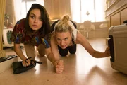 (Audrey (Mila Kunis, l.) und Morgan (Kate McKinnon, r.) m&uuml;ssen auf ihrer Spionage-Mission mehr als einmal in Deckung gehen. Ob ein einzelner Koffer ausreichend Schutz bietet, bleibt fragw&uuml;rdig.