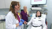 Ein Schüler im Astronautenkostüm prallt mit einer Radfahrerin zusammen. Ein Schüler im Astronautenkostüm prallt mit einer Radfahrerin zusammen.