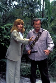 In Australien haben Jonathan (Robert Wagner, l.) und Jennifer (Stefanie Powers, r.) endlich einen passenden Ort für ihr Naturschutzgebiet gefunden - und schon werden sie von wilden Tieren überrascht ...