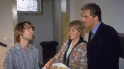 Von Peter (Eric Benz, li.) erhoffen sich Nikola (Mariele Millowitsch) und Schmidt (Walter Sittler) nähere Auskünfte über den gestrigen Abend. Aber der erzählt nur Dinge, die sie eigentlich nicht hören wollen...