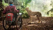 Eine &uuml;berraschende Begegnung: Pl&ouml;tzlich steht ein Leopard vor Tom (Kostja Ullmann)...