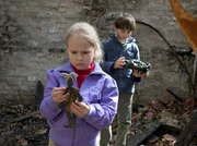 Lisa (Ella Zirzow) und Jonas (Anthony Petrifke) sind auf der Suche nach Jonas' Stoffhasen. Als sie die Ausmaße des Brandes in ihrem alten Zuhause sehen, erschrecken die beiden. Die Brandruine ist polizeilich abgesperrt, die Kinder haben keine Ahnung, dass sie von Roland und Pia Heilmann verzweifelt gesucht werden.