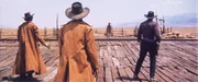 Als an einer einsamen Eisenbahnstation ein Zug h&auml;lt, steigt ein Mann mit Mundharmonika (Charles Bronson, 2.v.r.) aus und nach einem kurzen Wortwechsel, erschie&szlig;t der Fremde drei M&auml;nner und macht sich dann auf den Weg, den Killer Frank, einen eiskalten M&ouml;rder einer ganzen Familie, zu t&ouml;ten ...