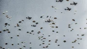 Fallschirmjäger werden im Einsatzgebiet abgesetzt.
