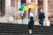 Nadine Reinisch (Elisabeth von Koch), die Assistentin des Opfers, wartet auf den Stufen vor der Staatsanwaltschaft auf Oberstaatsanwalt Bernd Reuther.