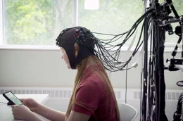 Neurologisches Experiment zur Handynutzung: Der &uuml;berm&auml;&szlig;ige Konsum von Social Media kann zu Sucht, Angstzust&auml;nden und depressiven Symptomen f&uuml;hren.