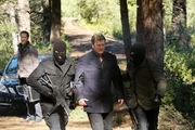 Jacque Henri (Christopher Heyerdahl, l.) soll Castle (Nathan Fillion, 2.v.r.) zur L&ouml;segeld&uuml;bergabe begleiten, doch diese verl&auml;uft anders als geplant ...