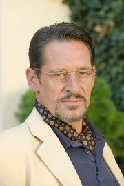 Max Tidof (Ulrich Hauser). Max Tidof (Ulrich Hauser).