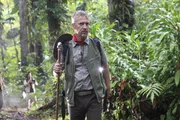 Ornithologe Marc Talbot (Richard Huw) ist mit einer Gruppe im Dschungel von Sainte Marie unterwegs, um einen seltenen Papagei zu beobachten. Kurze Zeit später wird er erstochen aufgefunden. Ornithologe Marc Talbot (Richard Huw) ist mit einer Gruppe im Dschungel von Sainte Marie unterwegs, um einen seltenen Papagei zu beobachten. Kurze Zeit später wird er erstochen aufgefunden.