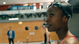 Ama (Amani-Jean Philippe) ist bei ihrem Schwimmwettbewerb und beobachtet einen Vogel unterm Dach der Schwimmhalle. Das Startsignal gibt die ber&uuml;hmte Schwimmerin Ranomi Kromowidjojo (Ranomi Kromowidjojo).