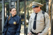 Dr. Brennan (Emily Deschanel, l.); Sheriff Gus Abrams (Wade Williams, r.)