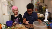 Zerrin und Amanuel schneiden Chillischoten Zerrin und Amanuel schneiden Chillischoten