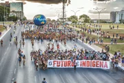 Alessandra Korap und ihren Mitstreitern gelang es, indigene Völker aus allen Teilen des brasilianischen Regenwaldes zu einer gemeinsamen Demonstration gegen die Regenwaldzerstörung in Brasilia zusammenzurufen. Alessandra Korap und ihren Mitstreitern gelang es, indigene Völker aus allen Teilen des brasilianischen Regenwaldes zu einer gemeinsamen Demonstration gegen die Regenwaldzerstörung in Brasilia zusammenzurufen.