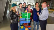 "Wischen ist Macht", "Jausengegner." Michelle und ihr Team rücken zu ihrer Schicht im Fußballstadion an. Im Bild (v.li.): Lilian Jane Gartner (Zoe), Stefano Bernardin (Fernando), Manuel Sefciuc (Valentin), Zeynep Buyrac (Mira), Ursula Strauss (Michelle Sendracek), Peter Färber (Leopold Hübner).