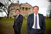 Die Spuren im Mordfall Denning führen DS Ben Jones (Jason Hughes, l.) und DCI John Barnaby (Neil Dudgeon, r.) in dieses Herrenhaus.